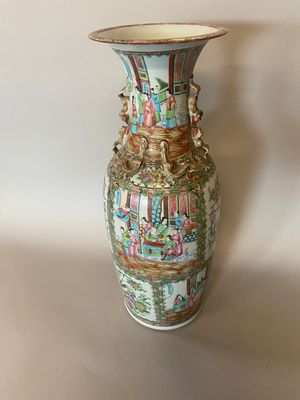 Grand VASE balustre en porcelaine et émaux de la famille ros…