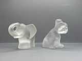 deux figurines représentant un chien et un chat assis l'un à côté de l'autre