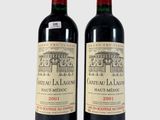 deux bouteilles de vin rouge posées l'une à côté de l'autre sur une surface blanche