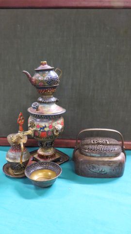 CHINE : pot-pourri en laiton à décor gravé de paysage. Samovar de...