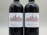 deux bouteilles de vin rouge posées l'une à côté de l'autre sur une table