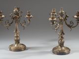 paire de chandeliers anciens en métal argenté, ornés de motifs élaborés