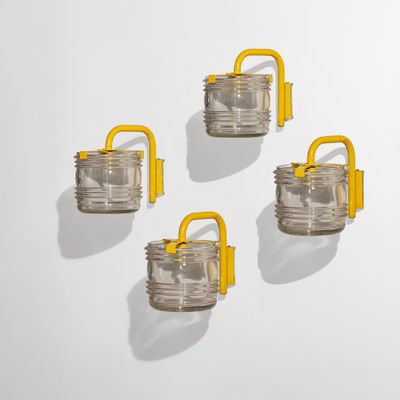 trois ampoules jaunes posées sur une surface blanche, avec des ombres