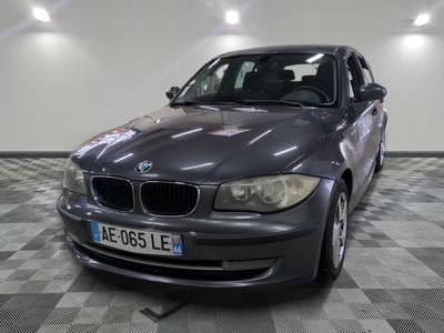 une image d'une voiture garée dans un garage