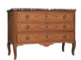 une commode surmontée d'un plateau en marbre