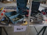 de nombreux outils posés sur une table, accompagnés d'une étiquette de prix