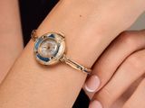 un gros plan sur le poignet d'une femme portant une montre