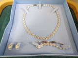 une boîte contenant un collier, des boucles d'oreilles et une paire de ciseaux