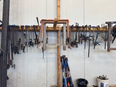 de nombreux outils accrochés au mur du garage