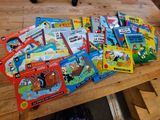 de nombreux livres pour enfants posés sur une table en bois