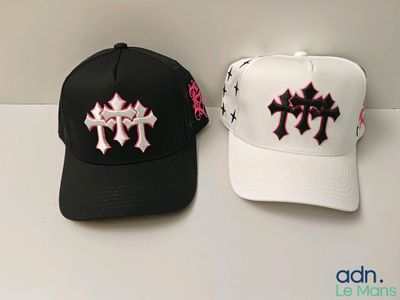 Deux chapeaux ornés de croix sont posés sur une table