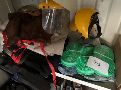 une étagère sur laquelle sont posés tout un tas d'objets divers