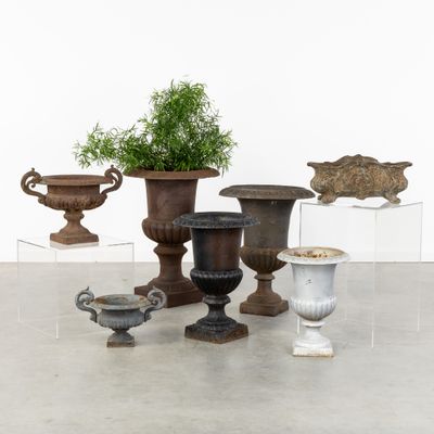 many vases that are sitting on the floor