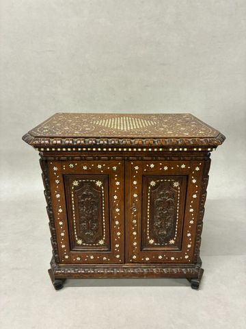 Syrie. Cabinet en bois sculpté et marqueté d’os ouvrant à deux po
