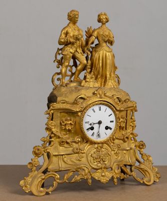 Pendule en bronze doré figurant un couple d'élégants vêtus à…