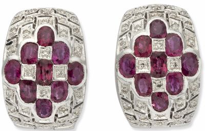 une paire de boucles d'oreilles en rubis et diamants