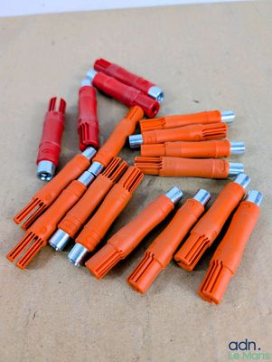 beaucoup de fils orange posés sur une table