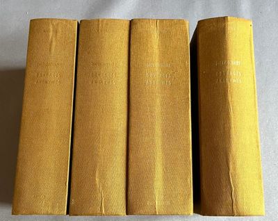 trois livres sont empilés sur une table