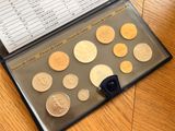 une photo d'un portefeuille contenant des pièces, posé sur une table