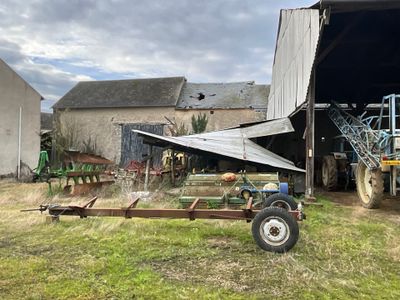 un tracteur garé devant une grange