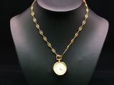 un gros plan d'un collier orné d'une horloge, porté par un mannequin