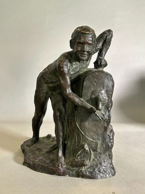 statue en bronze représentant un garçon avec un oiseau sur l'épaule