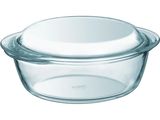 un gros plan d'un saladier en verre muni d'un couvercle, sur fond blanc