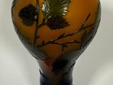 un vase avec un motif sur une surface blanche