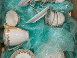 beaucoup de tasses à thé et de soucoupes dans une boîte