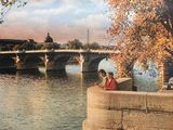 une affiche représentant un couple assis sur un banc au bord de l'eau