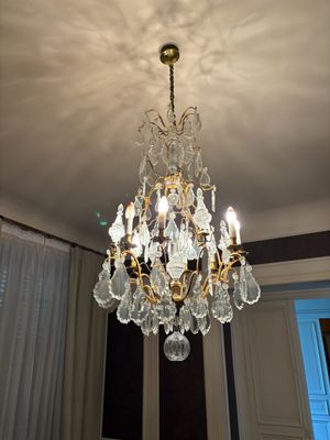 un lustre suspendu au plafond d'une pièce