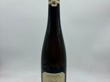 la bouteille de vin est posée sur la table, prête à être consommée