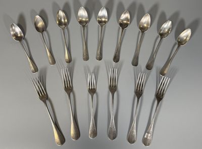 de nombreuses fourchettes et cuillères disposées en cercle