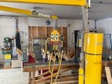une grosse machine jaune qui se trouve dans un garage