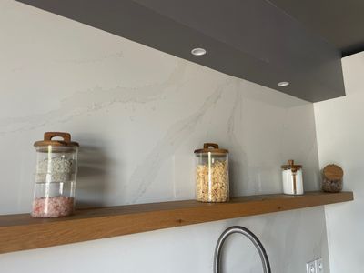 une étagère sur laquelle sont posés quelques bocaux