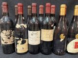 plusieurs bouteilles de vin sont alignées sur une table