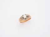 une image d'une bague en diamant sur fond blanc