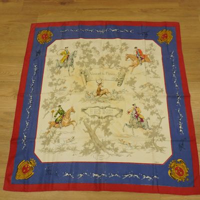 une photo d'une nappe sur laquelle figure une image représentant une course hippique
