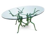 une photo d'une table en verre sur laquelle se trouve un groupe de personnes