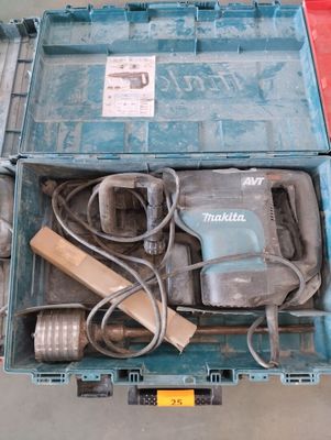 une boîte à outils bleue contenant un marteau et d'autres outils