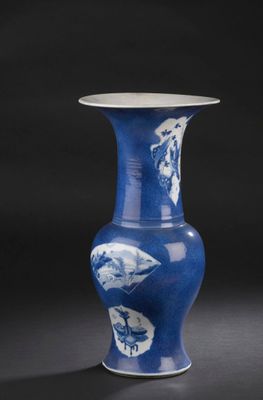 vase bleu et blanc sur fond noir, avec un fond noir