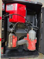 T12: Lot d'électroportatifs de marque MILWAUKEE comprenant: … (photo 2)