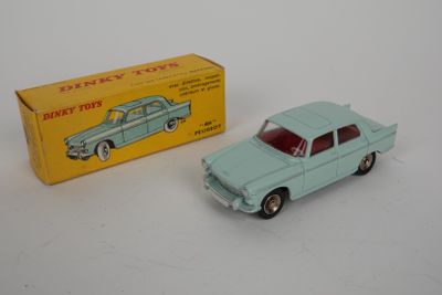 une image représentant une petite voiture bleue à côté d'une boîte jaune