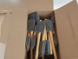 une boîte en carton avec un tas d'outils à l'intérieur