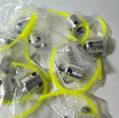 six morceaux de plastique emballés dans des sacs en plastique, posés sur une table