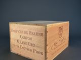 une boîte en bois avec une étiquette sur une table