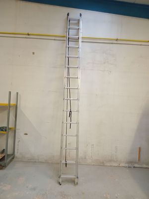 une échelle adossée au mur d'une pièce