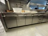 une grande cuisine en inox avec beaucoup d'espace de plan de travail