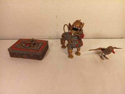 trois figurines assises sur une table