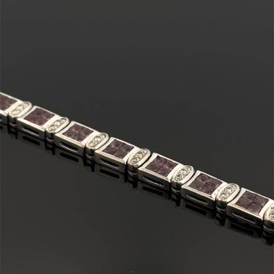 un gros plan d'un bracelet orné de diamants sur un fond noir